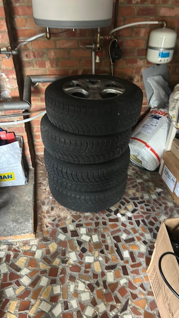 Winterbanden, 4 stuks met velgen van Kia Sportage215,7.0,R16, Auto-onderdelen, Ophalen, Velg(en), 16 inch, Winterbanden