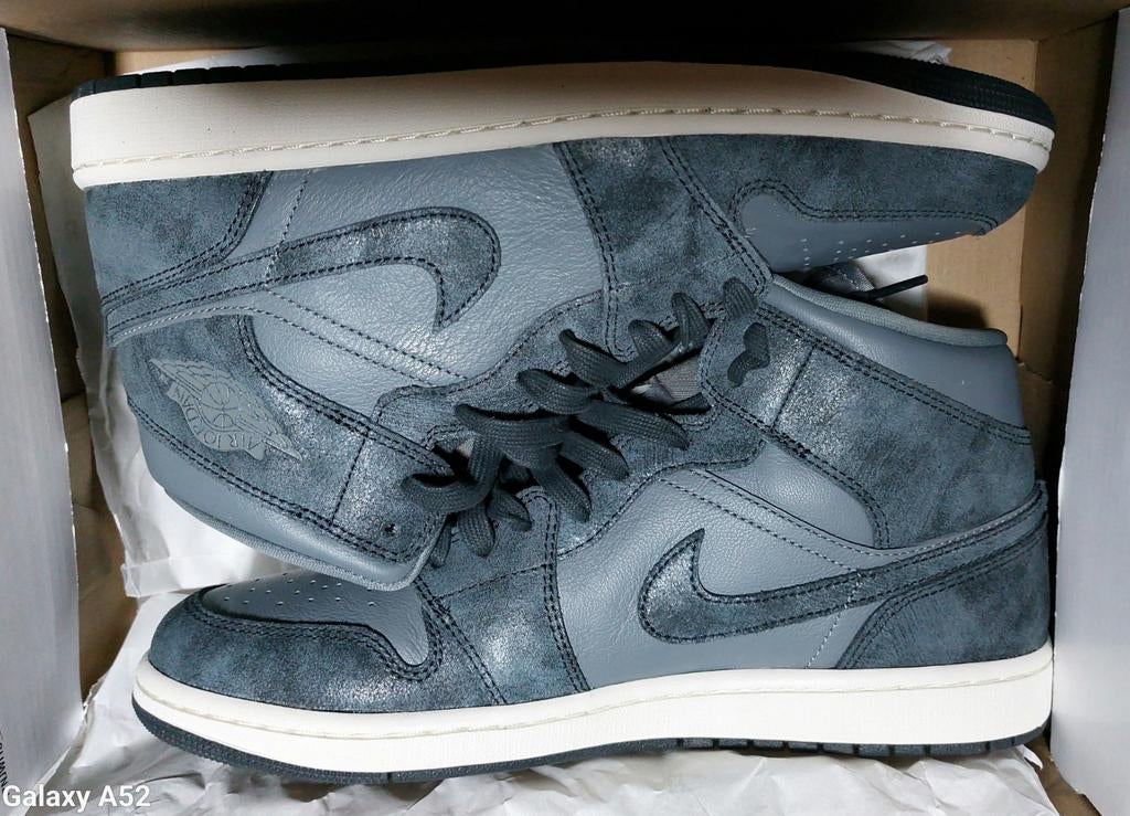 Jordan mid one grijs maat 44, Nieuw, Ophalen of Verzenden, Nike, Jongen of Meisje