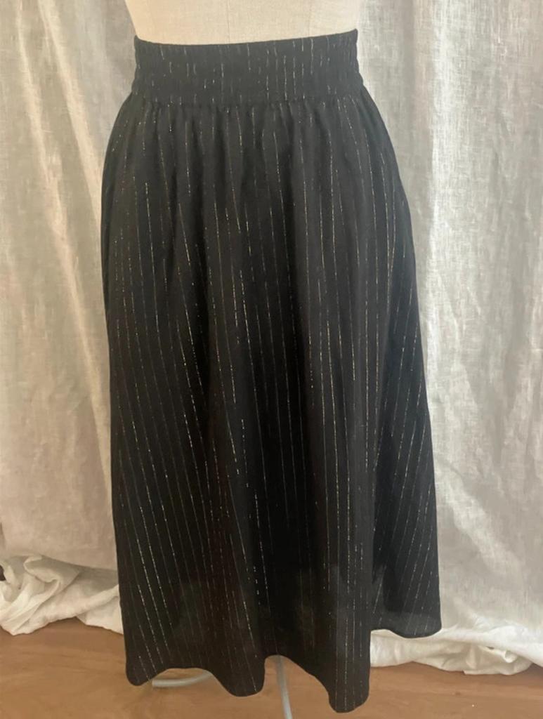& Other Stories zwarte maxi rok met gouden strepen, Kleding | Dames, Verzenden, Zo goed als nieuw, Maat 38/40 (M)
