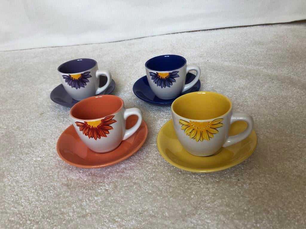 Set van 4 kop en schotels, Verzamelen, Zo goed als nieuw
