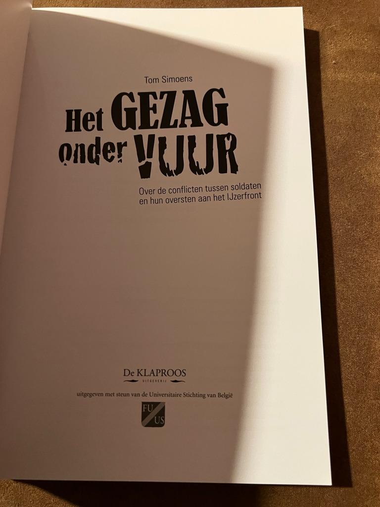 Het gezag onder vuur - Tom Simoens, Ophalen of Verzenden, Zo goed als nieuw, Tom Simoens, Voor 1940
