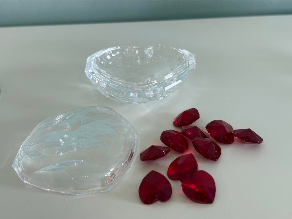 Swarovski hartje met kleine rode hartjes, Ophalen, Zo goed als nieuw