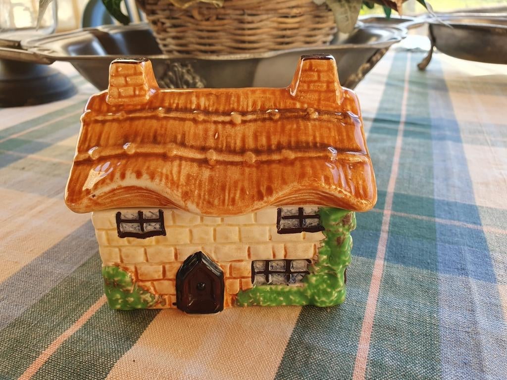 Boîte en forme de cottage en barbotine anglaise BESWICK, Ophalen of Verzenden