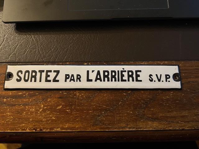 Ancienne plaque émaillée « Sortez par l'arrière SVP », Antiquités & Art, Enlèvement
