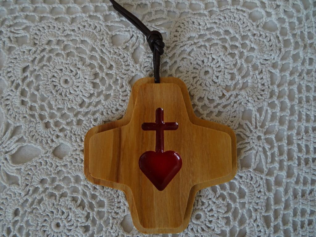 Croix moderne en bois 7,5 x 7,5 cm pour la voiture ou au mur, Enlèvement ou Envoi, Comme neuf, Autres types, Christianisme | Catholique