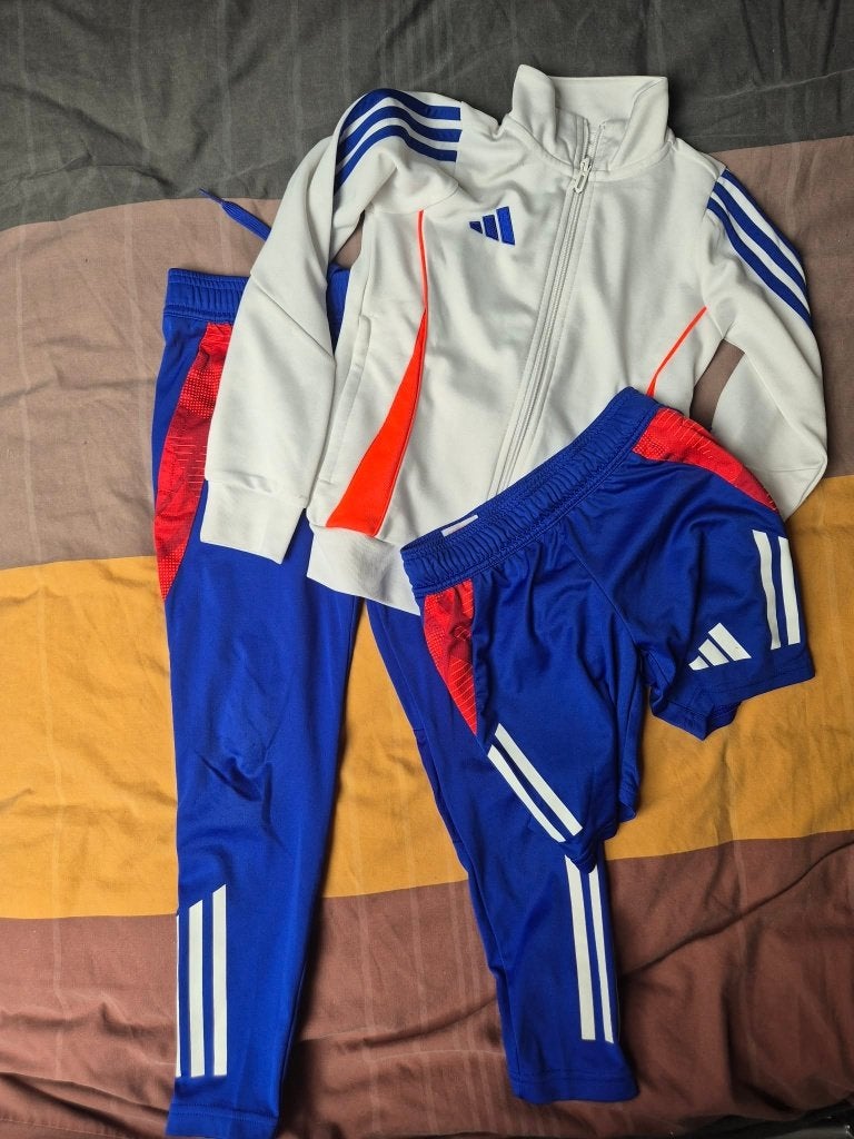 Adidas mooi trainingspak + short + bloesje lange mouwen /128, Sport en Fitness, Ophalen of Verzenden, Trainingspak