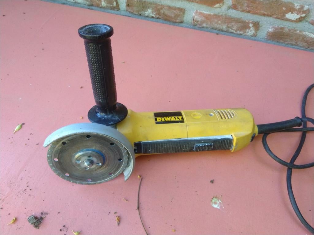 DeWalt 401 haakse slijper met diamant schijf, Ophalen