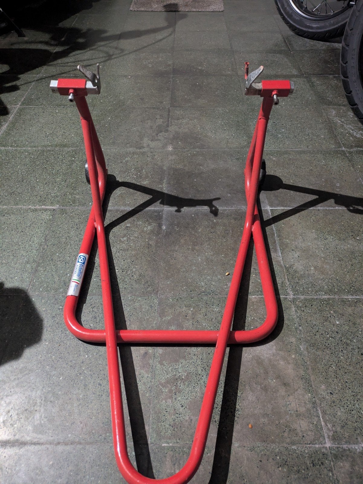 Paddock stand, Motoren, Ophalen