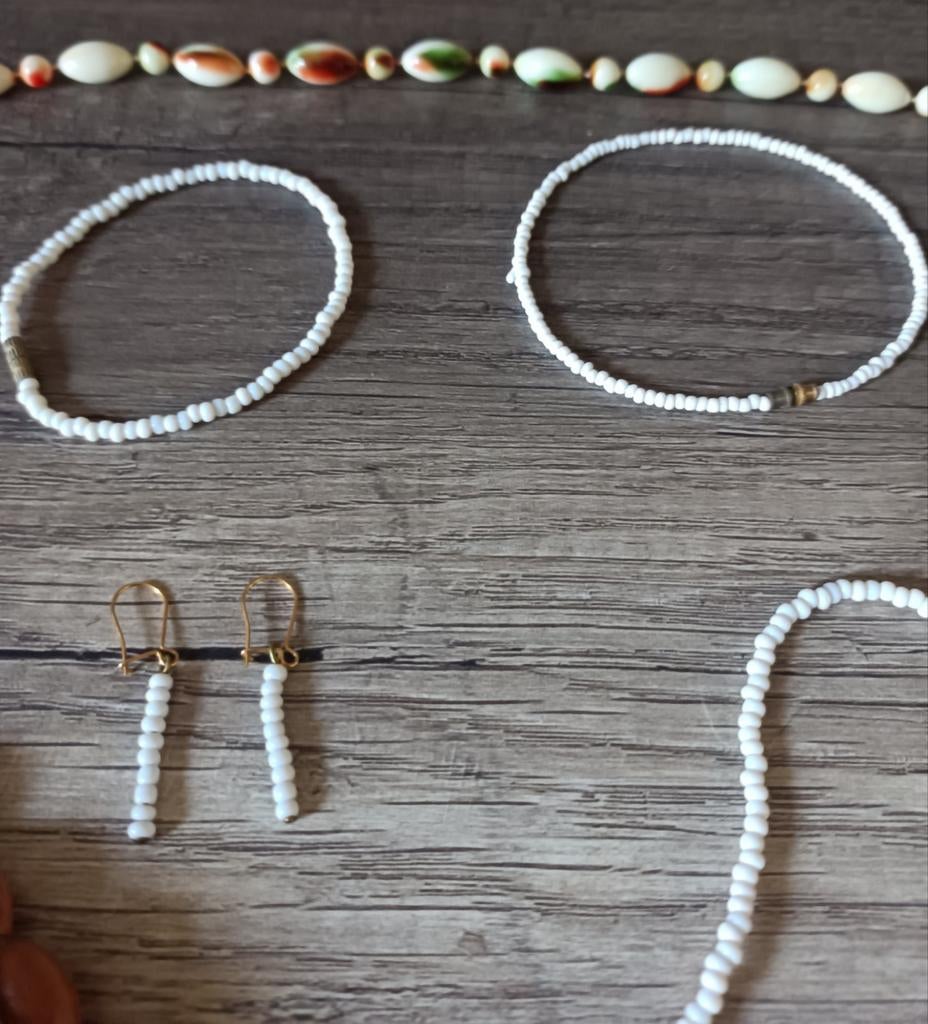 Lot de colliers, bracelets ..., Handtassen en Accessoires, Ophalen of Verzenden, Wit