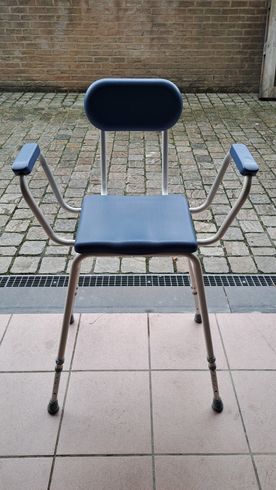 chaise confort haute capitonnée - idéale pour douche ou vie, Enlèvement, Neuf