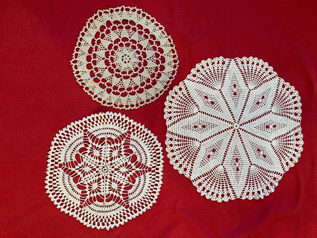 3 ronde handgemaakte sierdoekjes, Brocante, Beige, Ophalen of Verzenden, Zo goed als nieuw