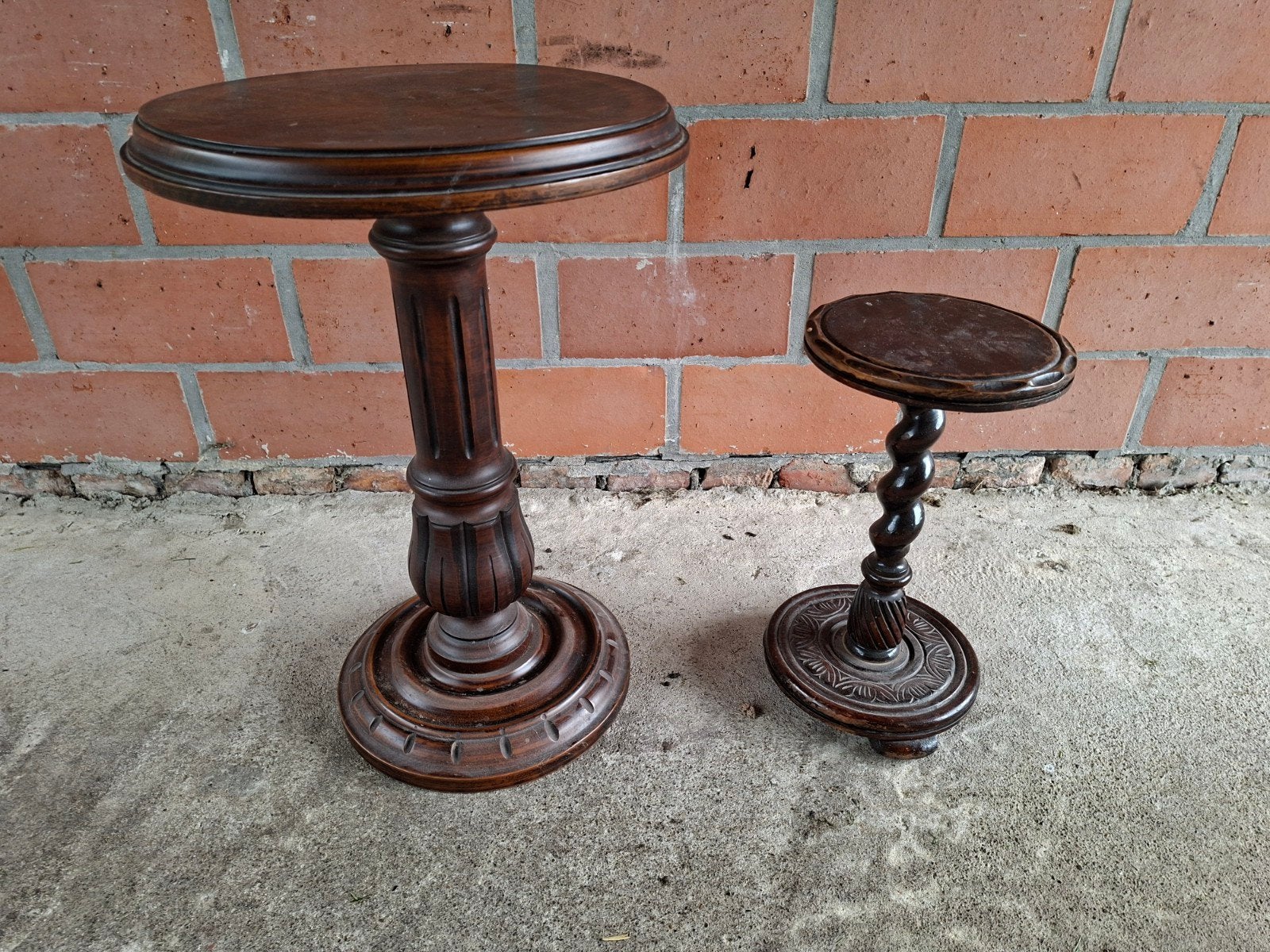2 antieke bijzettafeltjes, Ophalen