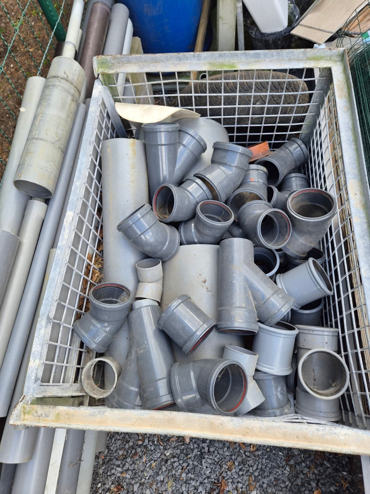 lot de tuyaux et raccords en PVC dans une cage galva, Bricolage & Construction, Enlèvement, Neuf, PVC