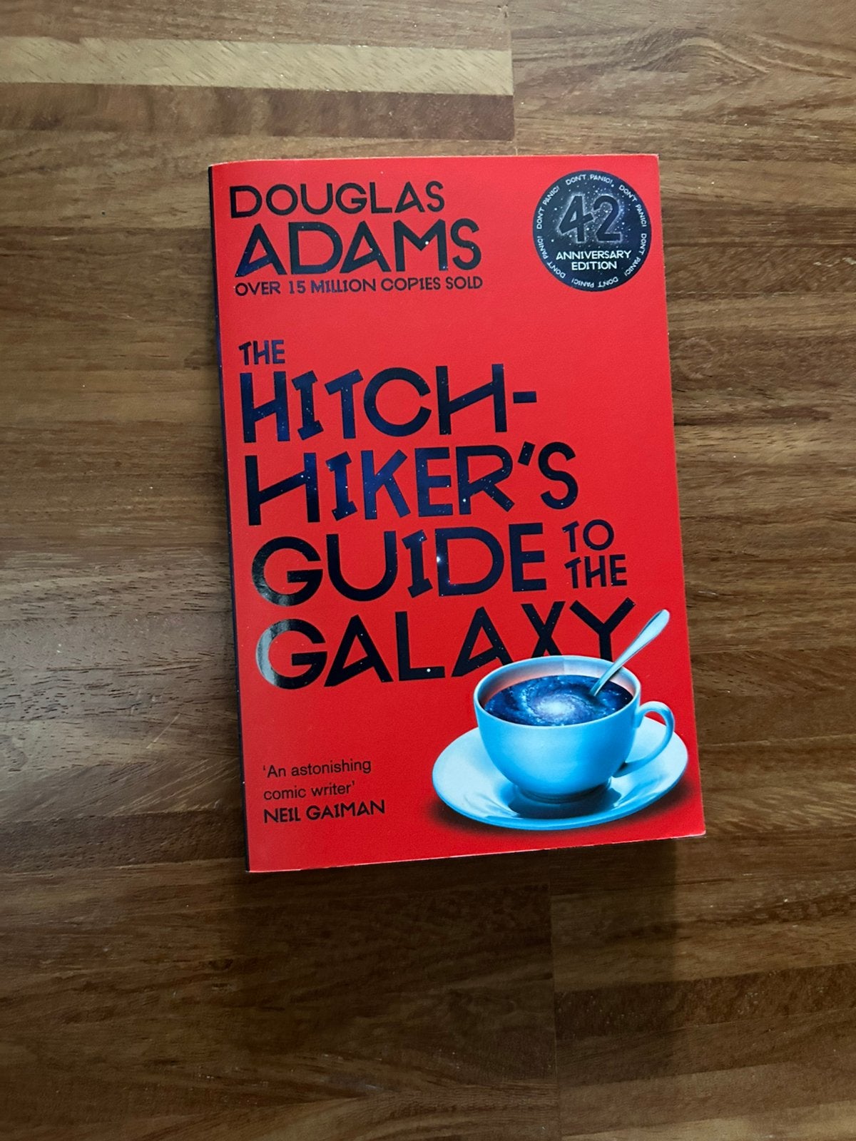 Douglas Adams - De Hitch-Hiker's Guide to the Galaxy, Boeken, Ophalen of Verzenden, Zo goed als nieuw