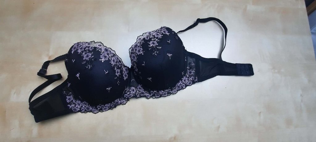 BH dames maat 85C – zwart met paars bloemmotief - 1 stuk., Vêtements | Femmes, Sous-vêtements & Lingerie, Onbekend, Enlèvement