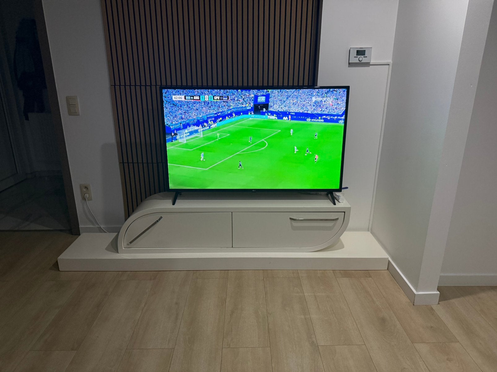 LG TV + TV-meubel – Zo goed als nieuw – €550