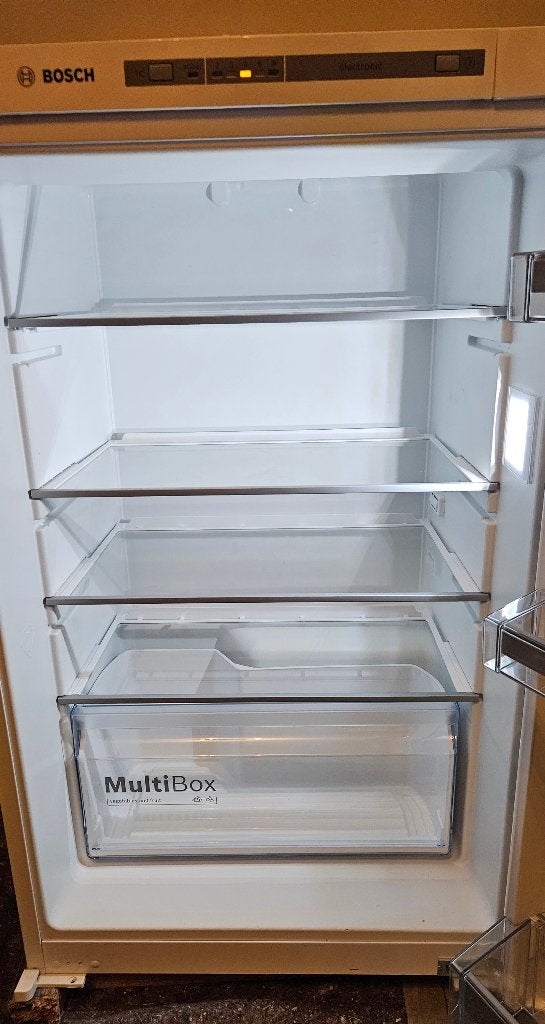 Frigo encastrable BOSCH 144 L, Electroménager, Classe énergétique A ou plus économe, 85 à 120 cm, Enlèvement, 45 à 60 cm