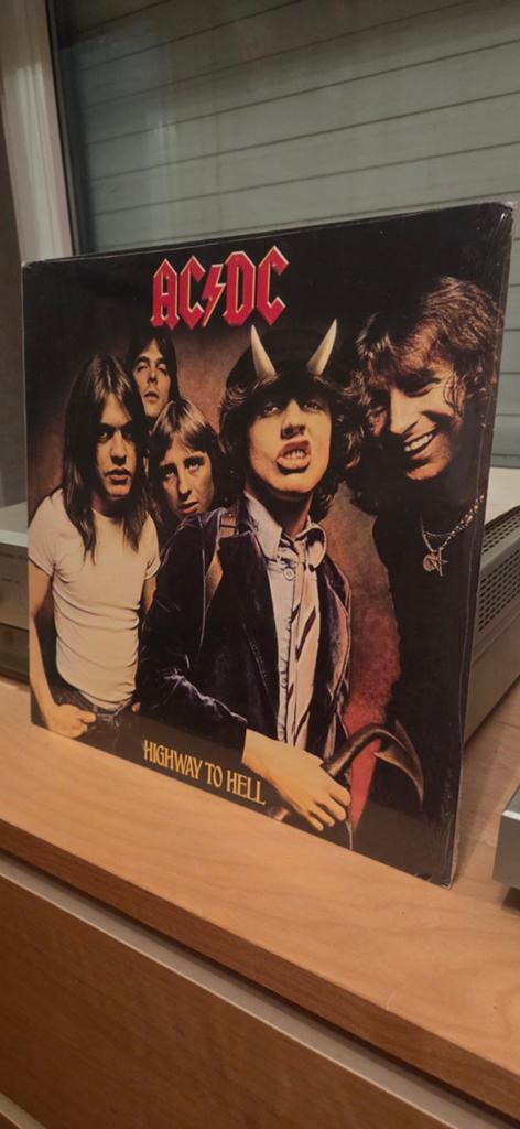 AC/DC. AUTOROUTE QUI MÈNE À L'ENFER. Nouveau !, Enlèvement