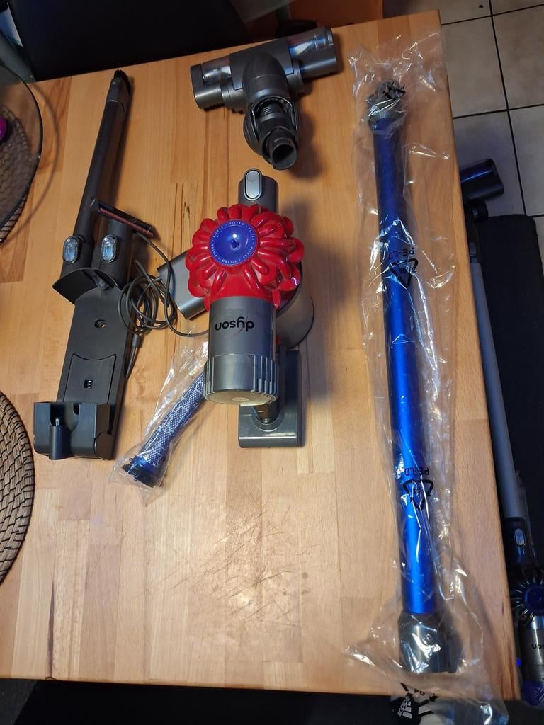 Dyson v6 slim extra complet, Electroménager, Enlèvement ou Envoi, Comme neuf, Réservoir, Aspirateur