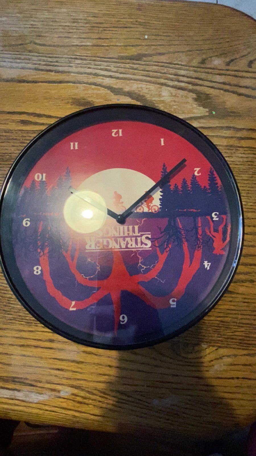 Horloge stranger thing, Maison & Meubles, Accessoires pour la Maison | Horloges, Envoi, Comme neuf