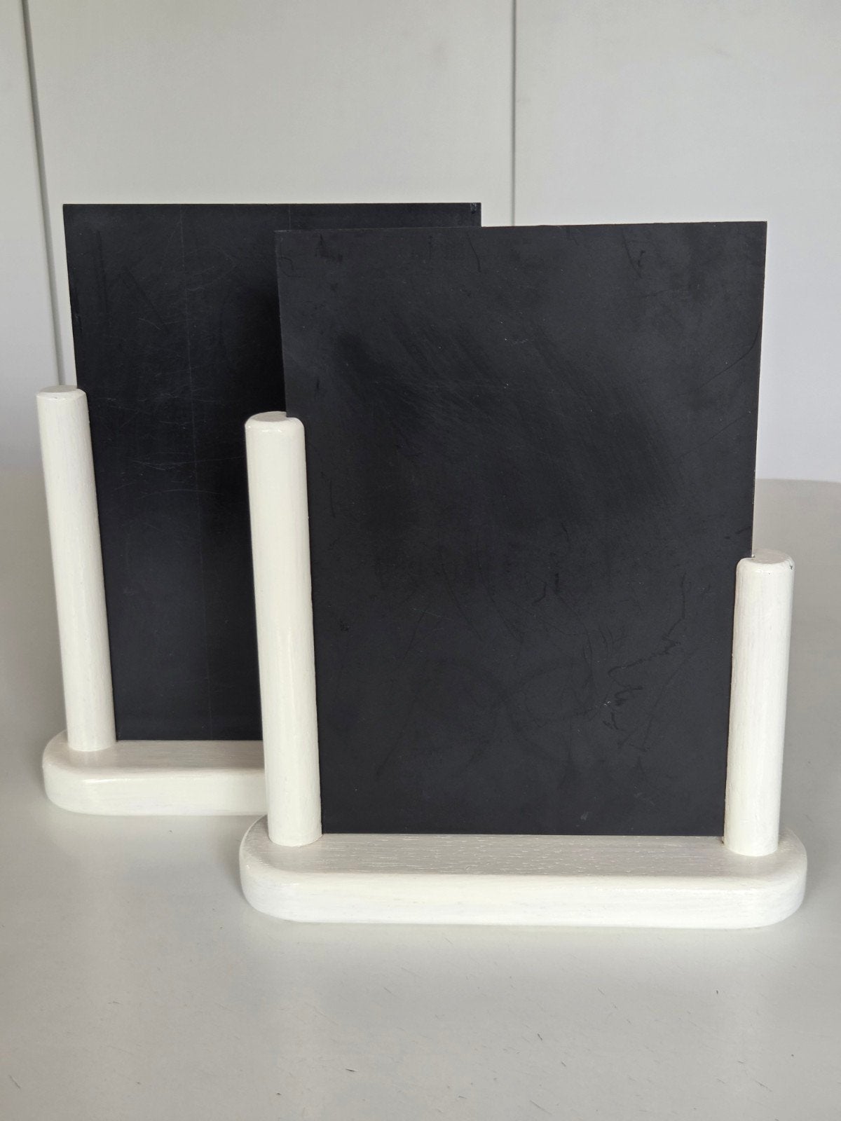 2 tableaux noirs de table sur des supports en bois, Maison & Meubles, Accessoires pour la Maison | Tableaux d'affichage, Comme neuf