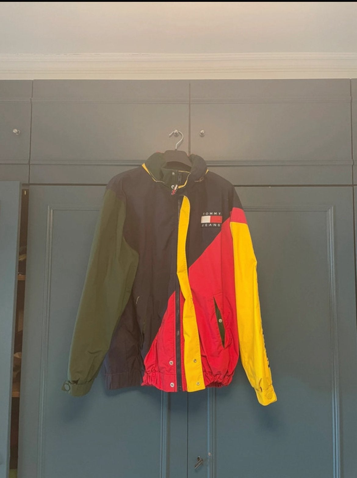 Tommy Jeans 90's Color-Blocked Hooded Sailing Jacket, Kleding | Heren, Ophalen, Zo goed als nieuw, Maat 48/50 (M), Meerkleurig