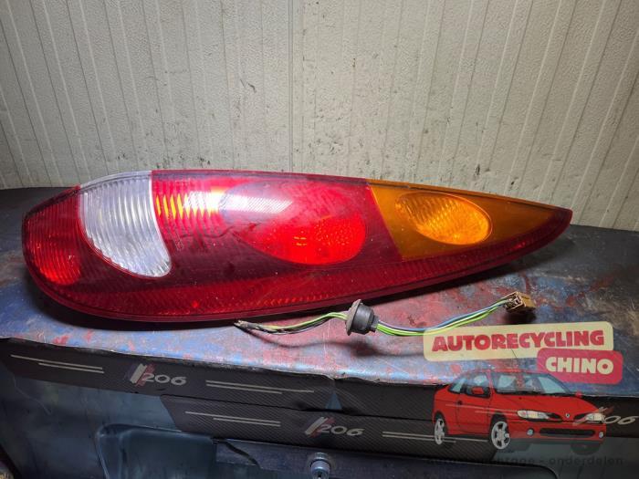 Achterlicht rechts van een Nissan Almera Tino, Gebruikt, -, -, Ophalen of Verzenden