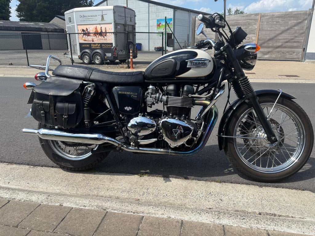 Triumph bonneville T100, Bedrijf