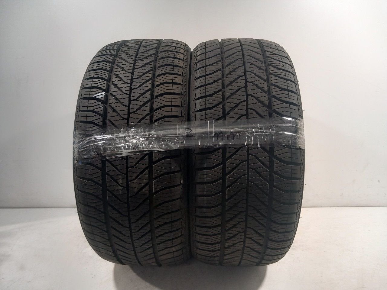 Bandenset 2 stuks 4-Seizoenen 225 40 R18, Auto-onderdelen, Van der Ven Autorecycling B.V., Gebruikt, Ettenseweg 76, 4706 PB Roosendaal, The Netherlands