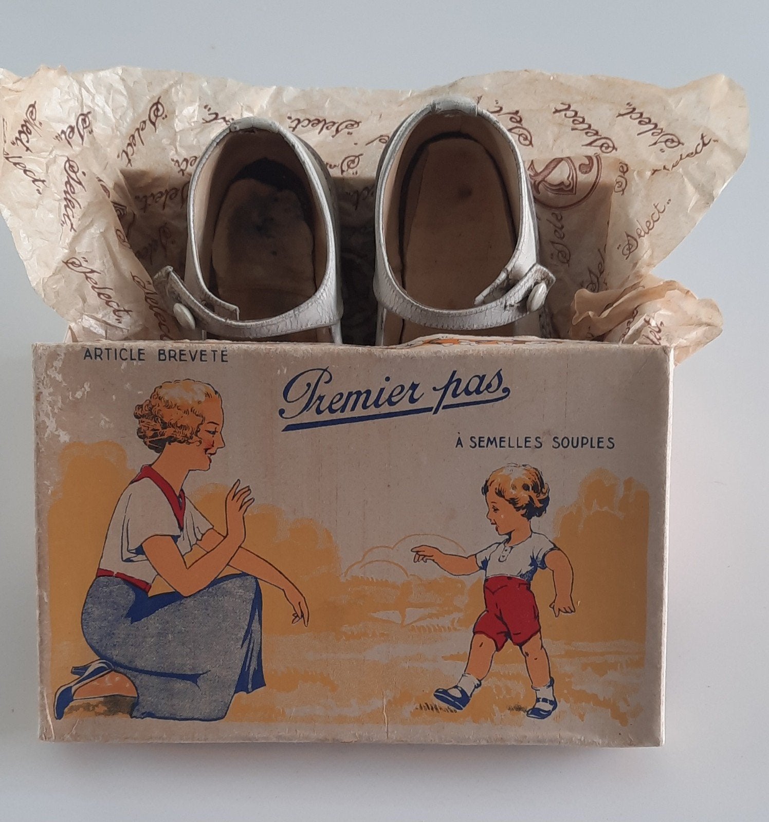 Vieilles chaussures pour enfants dans leur boîte d'origine, Enlèvement