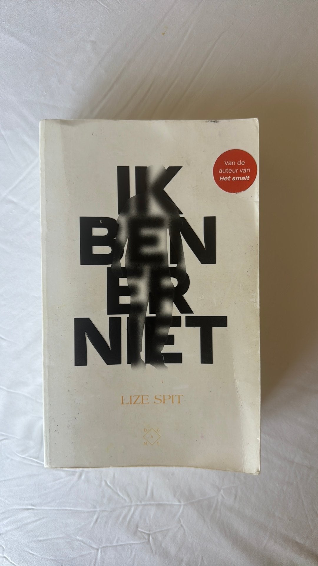 Roman ‘Ik ben er niet’ - Lize Spit, Handtassen en Accessoires, Uiterlijk | Parfum, Ophalen of Verzenden, Gebruikt