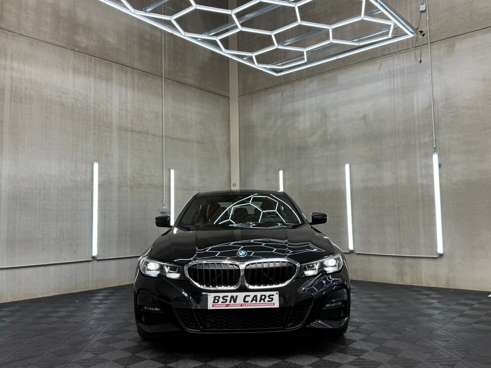 BMW 330e/MPACK/BTW/CAMERA/LEER/CARPLAY/SFEER/GARANTIE, Auto's, Automaat, Achterwielaandrijving, Euro 6, Zwart