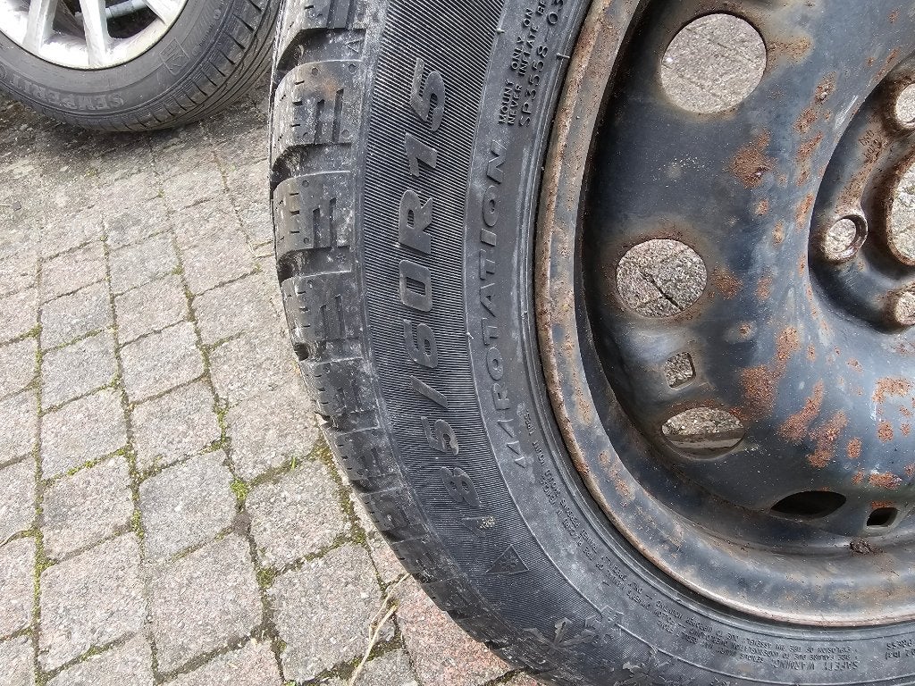 4 pneus en bon état  sur jantes en tôle ., Autos : Pièces & Accessoires, Enlèvement, Pneu(s)