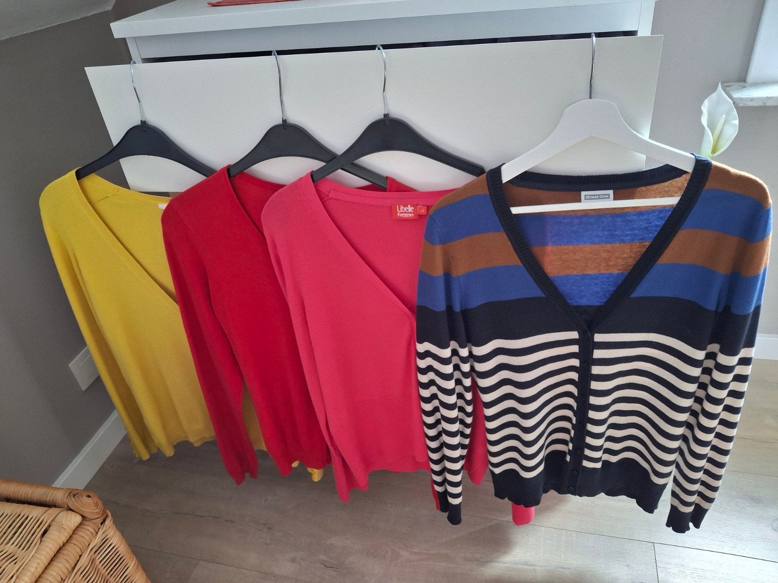 4 mooie damesgilets in frisse kleurtjes / M, Ophalen