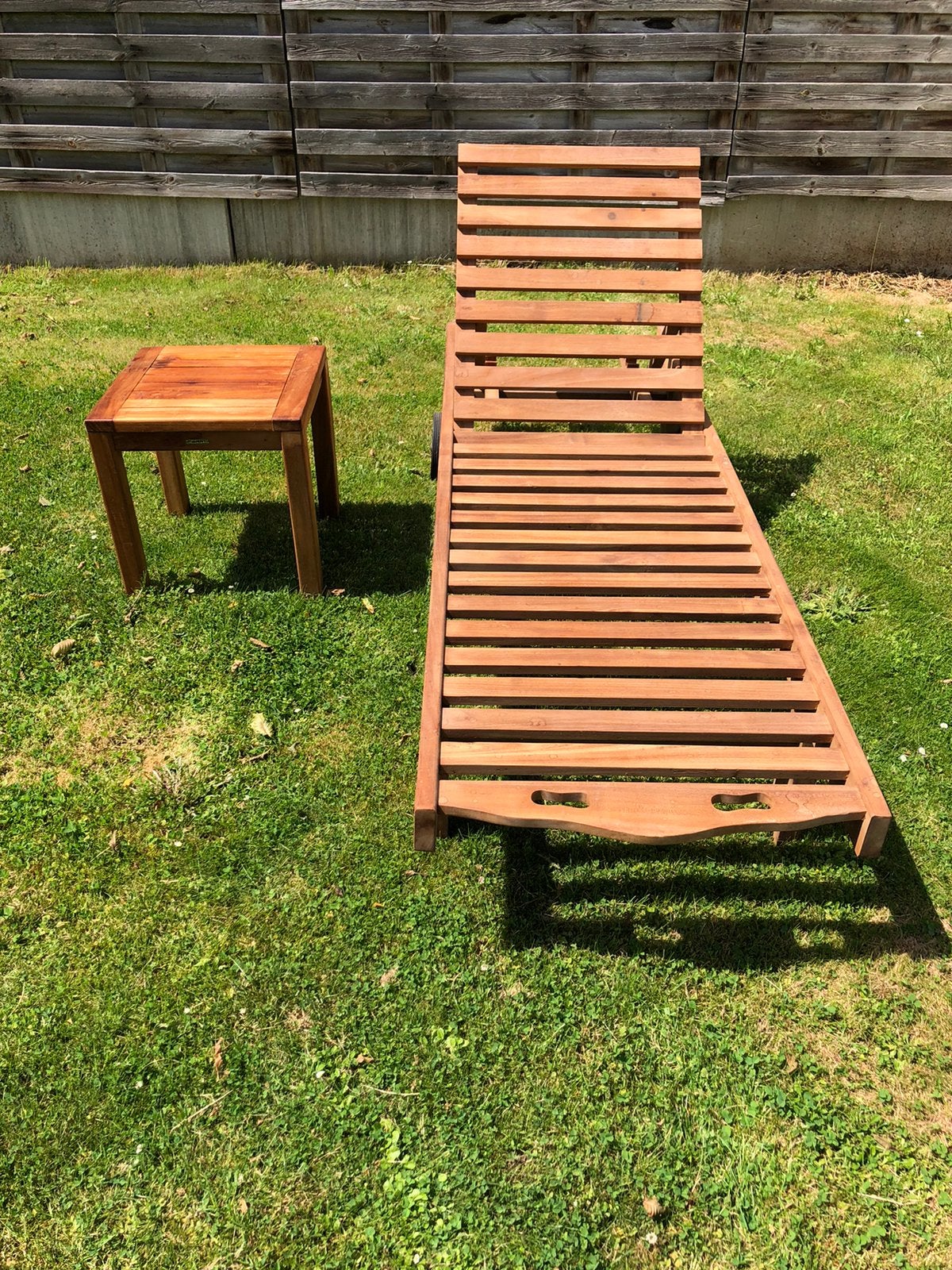 Ligbed teak met wielen + bijzettafel, Tuin en Terras, Ligbedden, Ophalen, Zo goed als nieuw