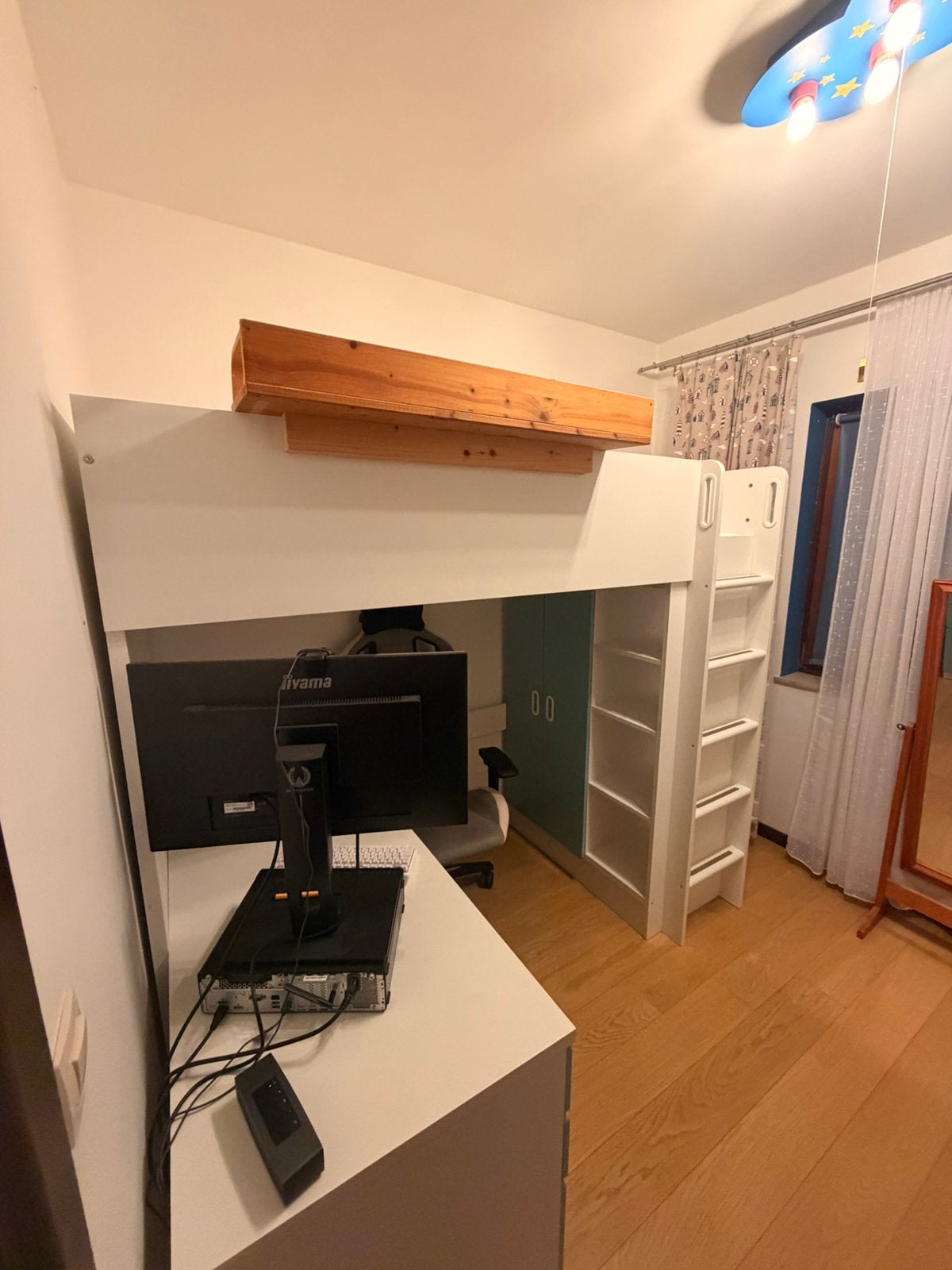 Lit mezzanine, Bureau avec armoire de la gamme Småstad, Enlèvement, Comme neuf, Lit mezzanine