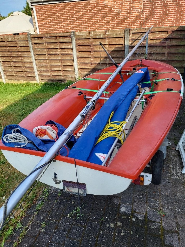 zeilboot 420 compleet met baantrekker, strandkar, winterhoes, Watersport en Boten, Open zeilboten, Ophalen, Gebruikt, 4 m, Fok