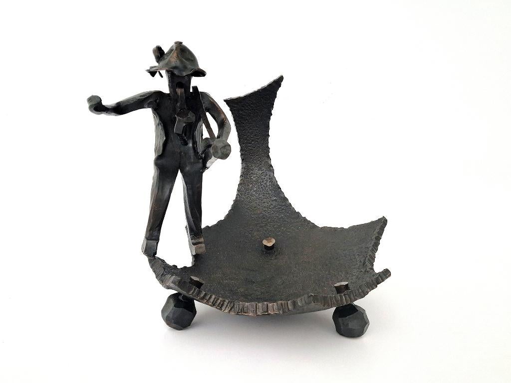 beeld gietijzeren schaal met jager, Brutalistisch, Ophalen of Verzenden, 20 - 50 cm, Beeld