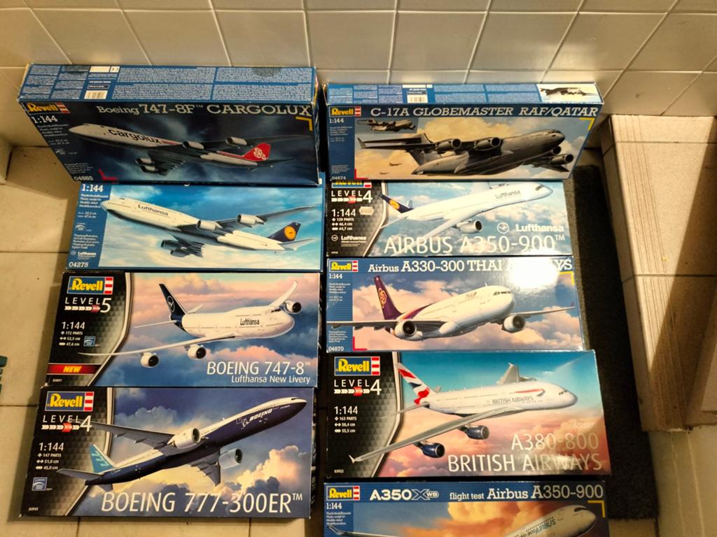 Een set met verschillende dozen modelbouwvliegtuigen, Ophalen, Nieuw