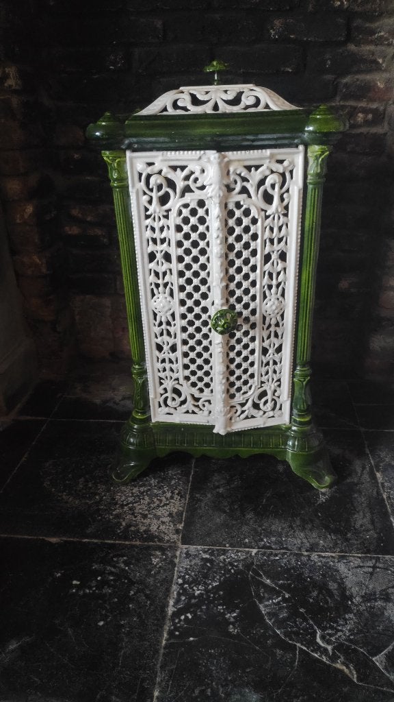 Antieke geëmailleerde gietijzeren kachel in art nouveau, Ophalen