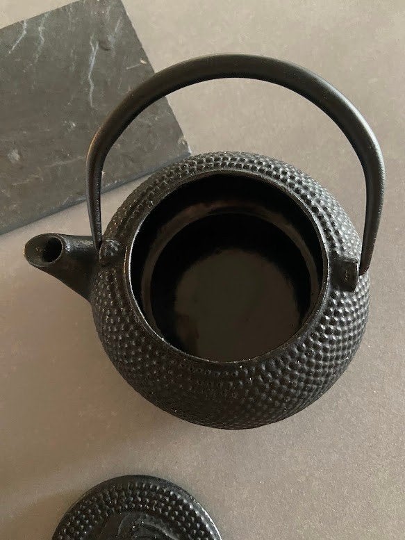 Zwarte theepot plus schoteltje & onderlegger in gietijzer, Overige materialen, Overige merken, Nieuw, Ophalen of Verzenden