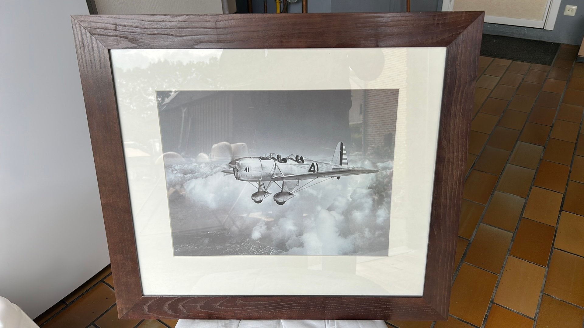 Vintage vliegtuigfoto in houten kader, Huis en Inrichting, Woonaccessoires | Lijsten, Ophalen, 50 tot 75 cm, Zo goed als nieuw
