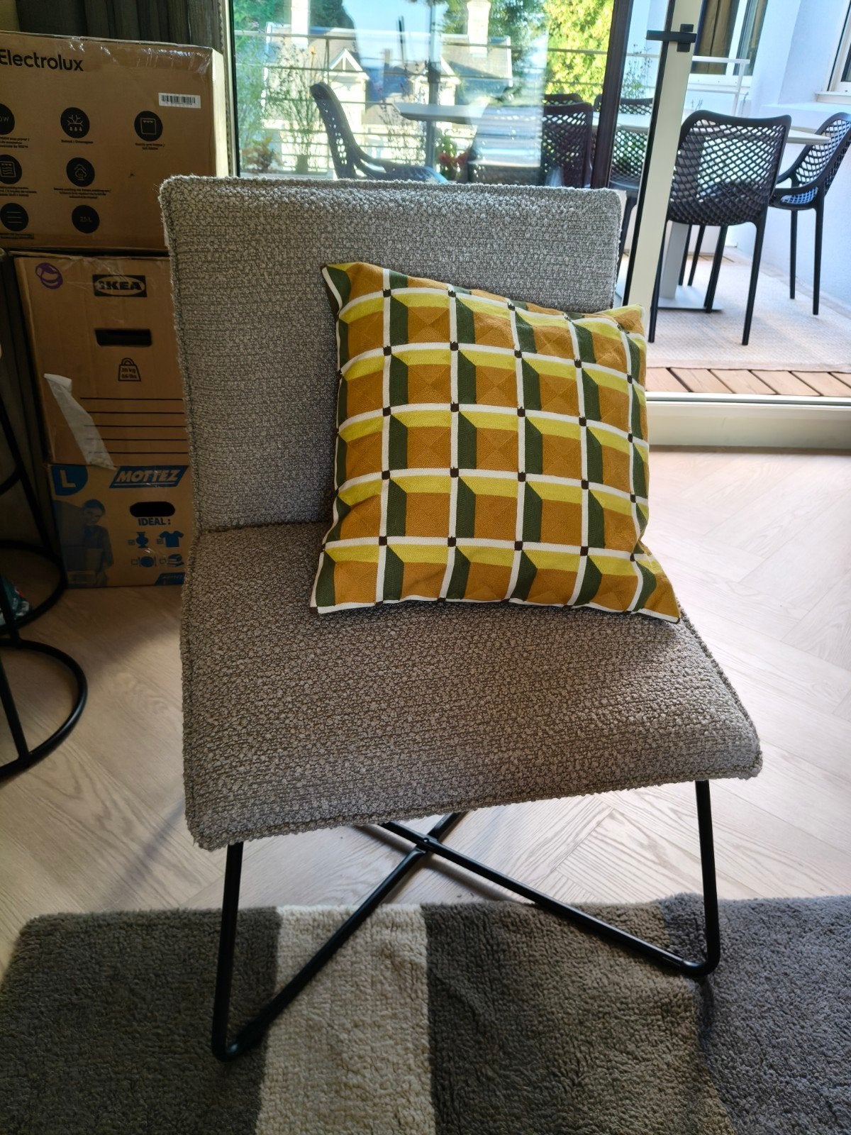 Paar beige bouclette-fauteuils. SIA-merk., Huis en Inrichting, Ophalen, Twee, Bruin, Zo goed als nieuw
