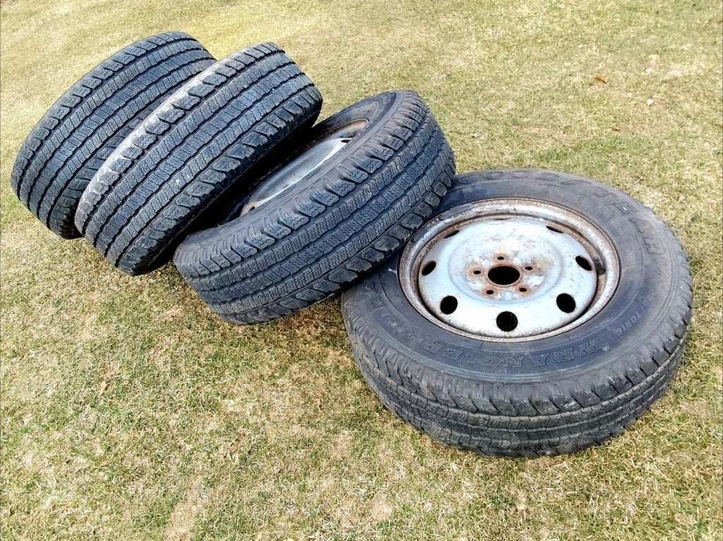 4 pneus hiver 225/70-16, Hyundai entraxe 5x114,3, Autos : Pièces & Accessoires, Pneus et Jantes, Pneus hiver, 16 pouces, Enlèvement