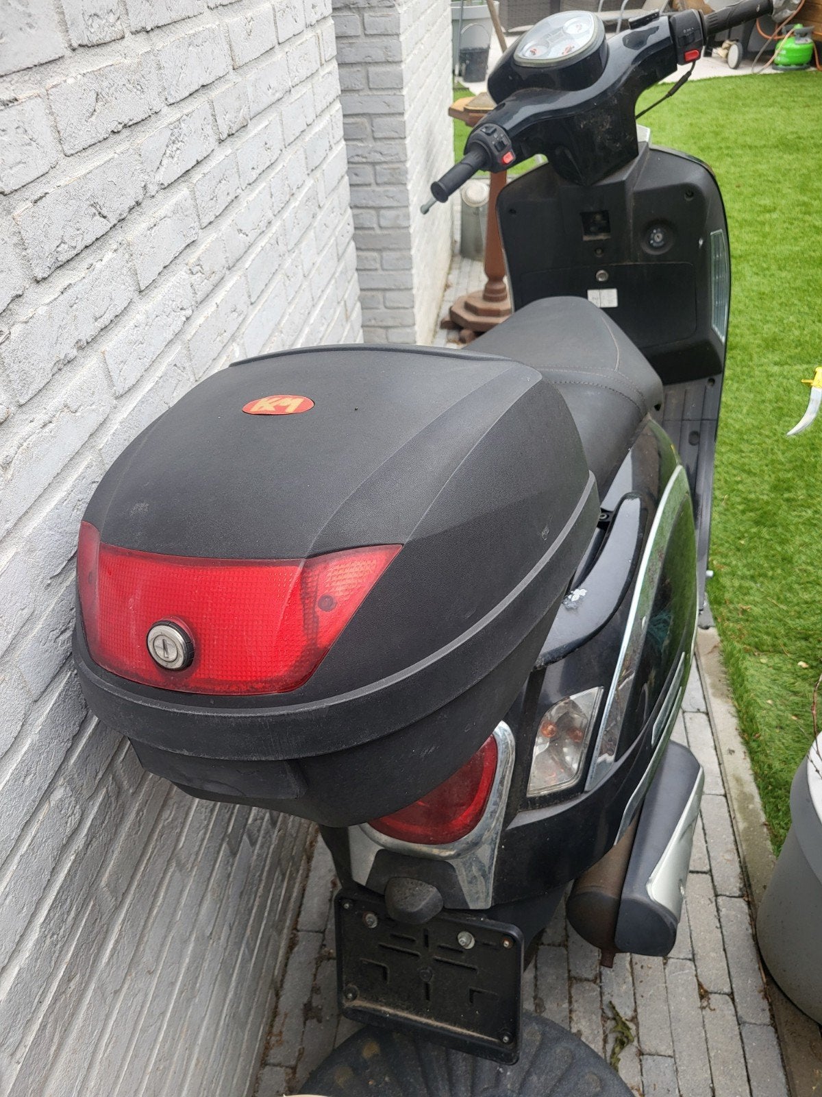 Razoo scooter ...staat al 2 jaar stil....start niet .zelf in, Fietsen en Brommers, Scooters | Overige merken, Ophalen