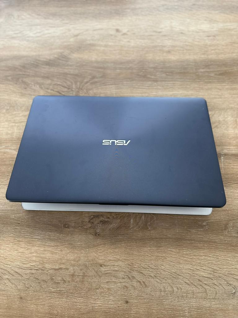 ASUS Vivobook 17, Gebruikt, Met videokaart, 2 tot 3 Ghz, 8 GB