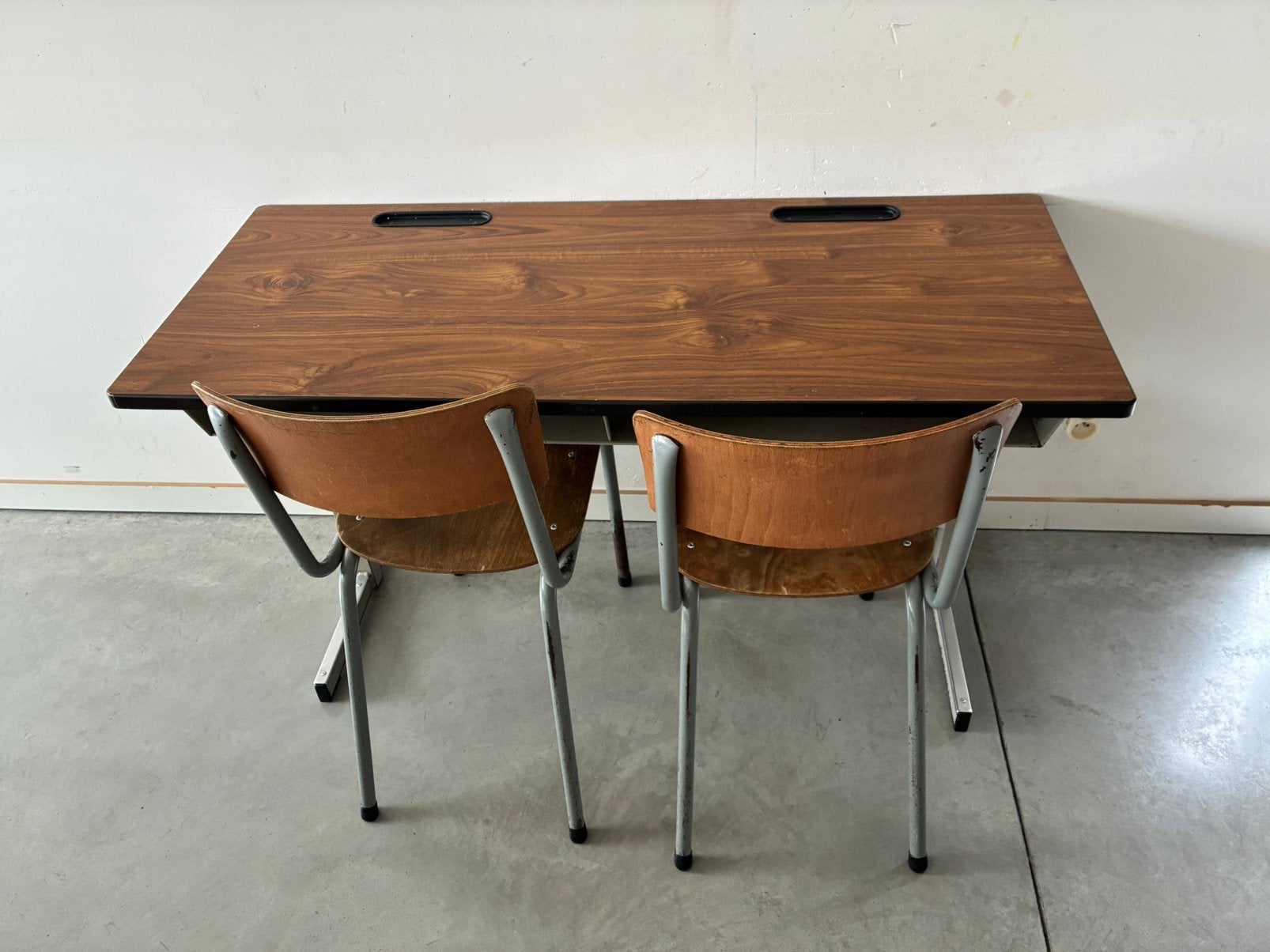 Bureau d'école à l'ancienne, Enlèvement
