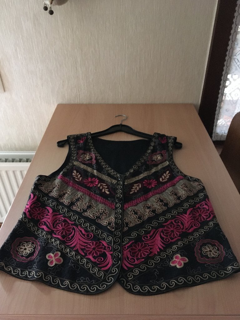 heel mooie zwarte gilet met broderie - Maat 42/44, Ophalen of Verzenden, Zo goed als nieuw, Maat 42/44 (L), Zwart
