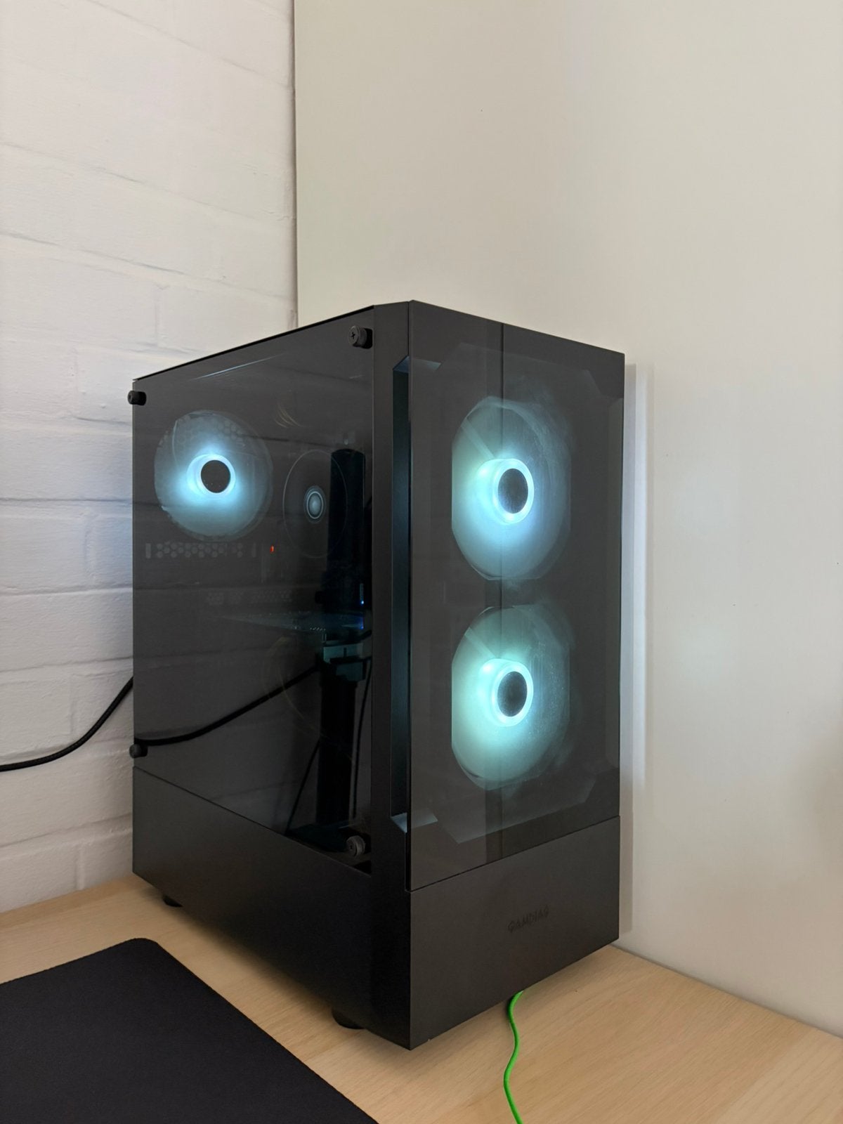 PC de jeu, moniteur + bras de moniteur, 32 GB, Avec carte vidéo, Comme neuf, Gaming