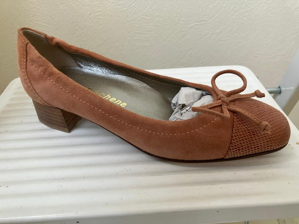 Bruine schoen maat 33 lage hak, Kleding | Dames, Schoenen, Schoenen met lage hakken, Bruin, Zo goed als nieuw, Ophalen
